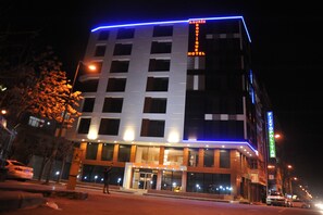 Boendets fasad - kväll/natt