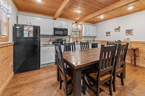Cabin, 3 Bedrooms | Private kitchen | Fridge, microwave, oven, coffee/tea maker
