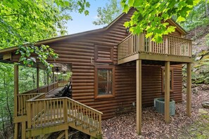 Exterior - Sugar Bear Mountain Hideaway 3 Bedroom Cabin by RedAwning (Pigeon Forge)