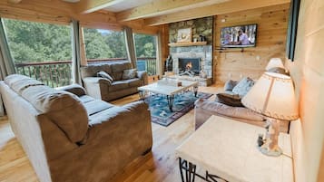 Wohnbereich | Fernseher, Kamin, DVD-Player