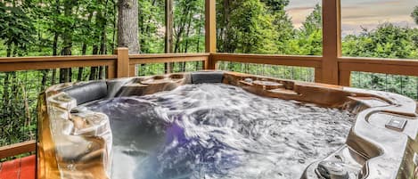 Cabin, 5 Bedrooms | Outdoor spa tub