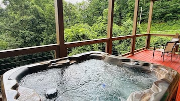 Cabin, 5 Bedrooms | Outdoor spa tub