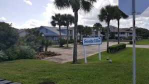 Señal de Seaside Villas, mostrando vistas del complejo y la vegetación circundante.