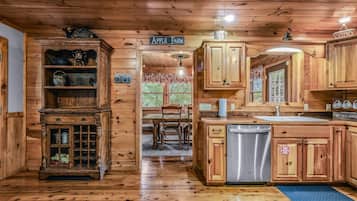 Cabin, 3 Bedrooms | Private kitchen