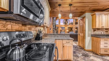Cabin, 3 Bedrooms | Private kitchen | Fridge, microwave, oven, dishwasher