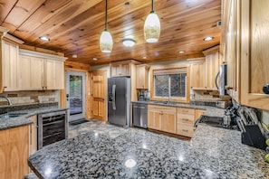 Huisje, 3 slaapkamers | Privékeuken | Een koelkast, een microgolfoven, een oven, een vaatwasser