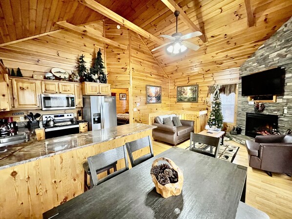 Cabaña, 2 habitaciones | Cocina privada | Frigorífico, microondas, horno y cafetera o tetera