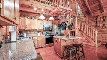 Hytte - 3 soveværelser | Privat køkken | Køleskab, mikrobølgeovn, ovn, kaffe-/temaskine