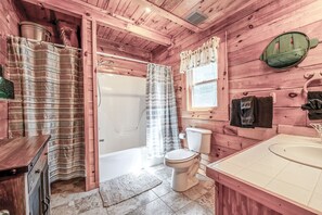 Cabin, 3 Bedrooms | Bathroom | Bathtub, towels