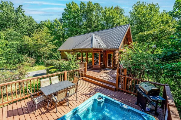 Cabin, 3 Bedrooms | Outdoor dining