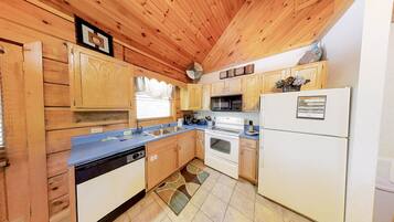 Cabin, 1 Bedroom | Private kitchen | Fridge, microwave, oven, coffee/tea maker