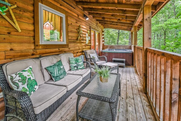 Chalet rustique, 2 chambres | Baignoire à remous extérieure