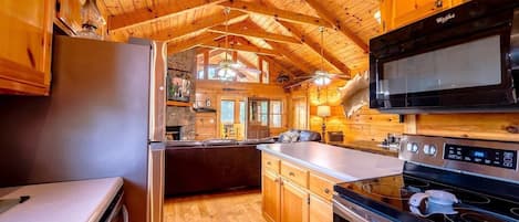 Cabaña, 3 habitaciones | Cocina privada | Refrigerador, microondas, horno y cafetera y tetera