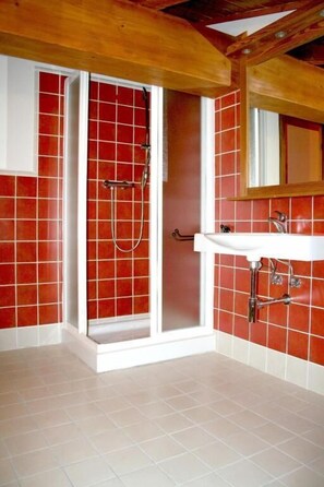 Shower, bidet, towels