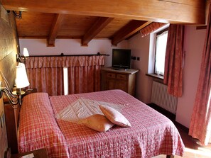 Desk, free cots/infant beds, free WiFi