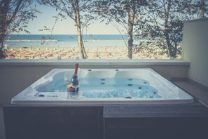 Outdoor spa tub - Marina Beach Suite Hotel (Rimini)