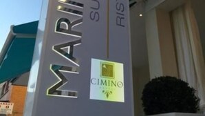 A sign for Marina Beach Suite Hotel with a restaurant. - Marina Beach Suite Hotel (Rimini)