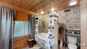 Cabin, 2 Bedrooms | Bathroom | Bathtub, towels
