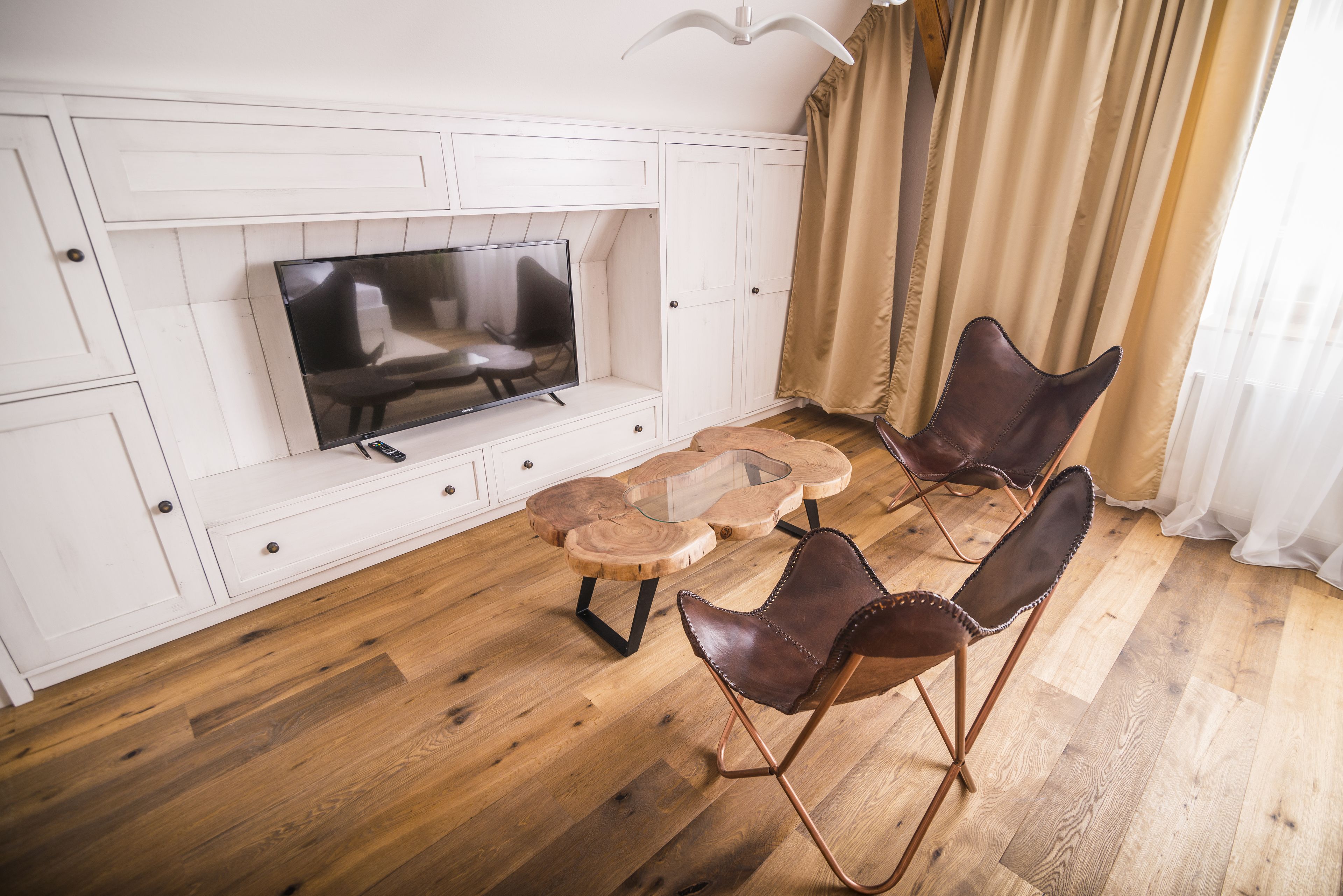 deluxe double room | living area | tv