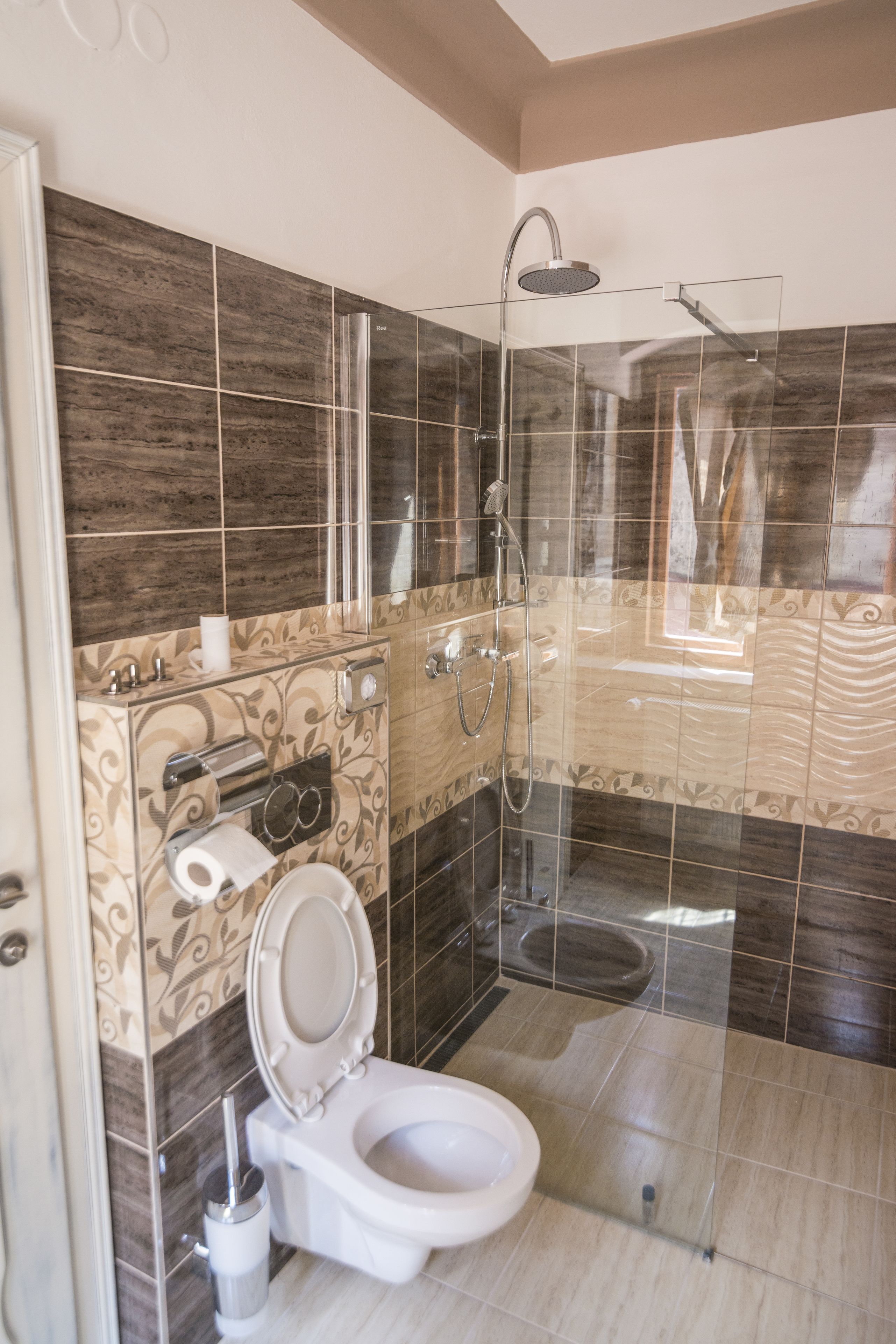 deluxe apartment, 1 bedroom | bathroom shower