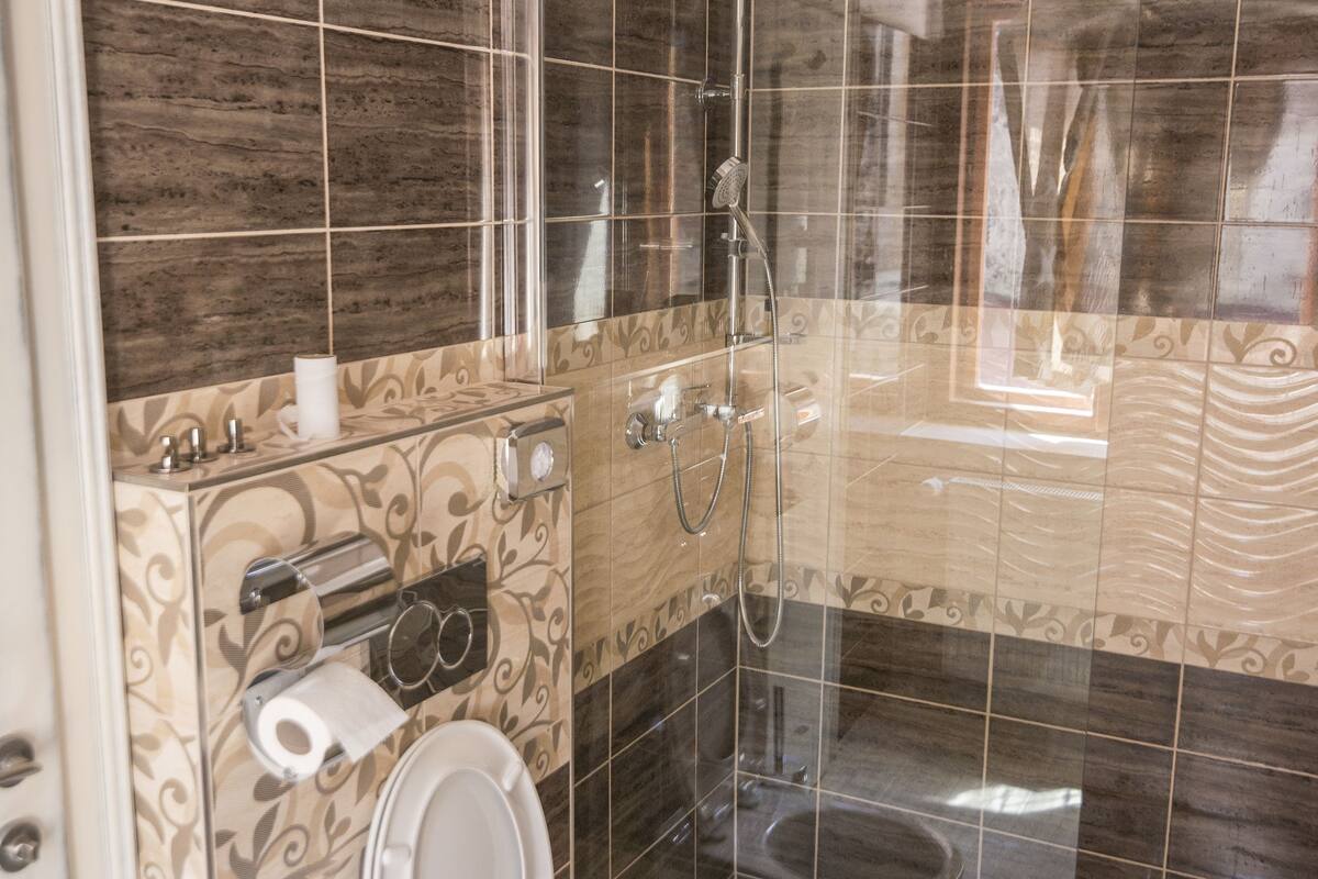 deluxe apartment, 1 bedroom | bathroom shower