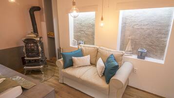 Deluxe Quadruple Room (Romantic) | Living area | TV