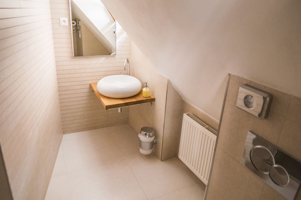 deluxe double room | bathroom amenities | free toiletries, hair dryer, towels