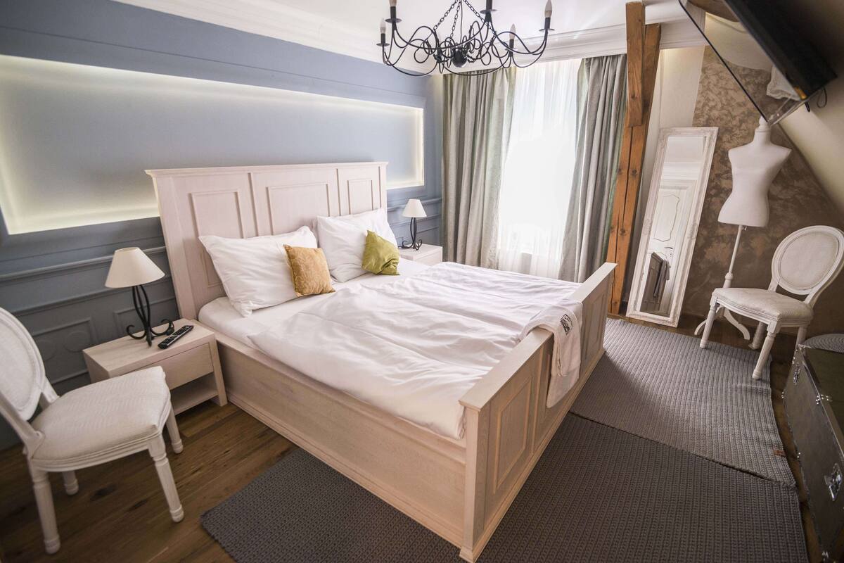 Dobbeltrom – deluxe (Castle view) | Safe på rommet, strykejern/-brett, wi-fi (inkludert) og sengetøy