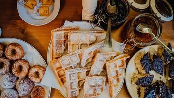 Free daily self-serve breakfast