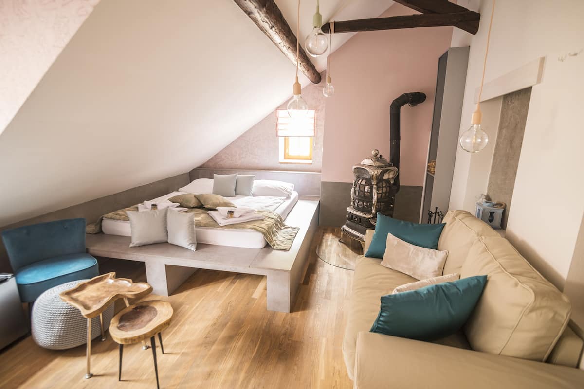 Deluxe Quadruple Room (Romantic) | Living area