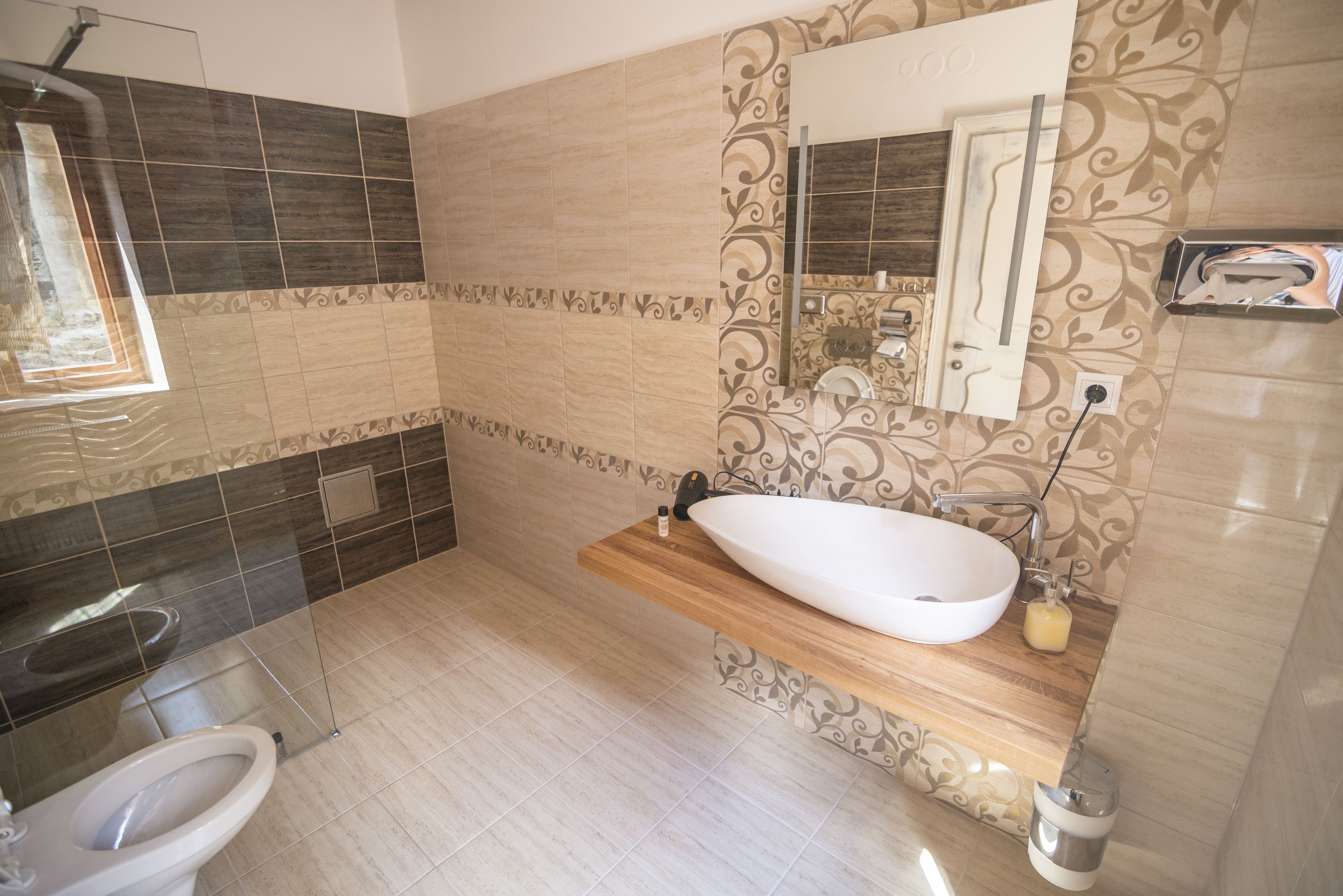 deluxe apartment, 1 bedroom | bathroom | free toiletries, hair dryer, towels