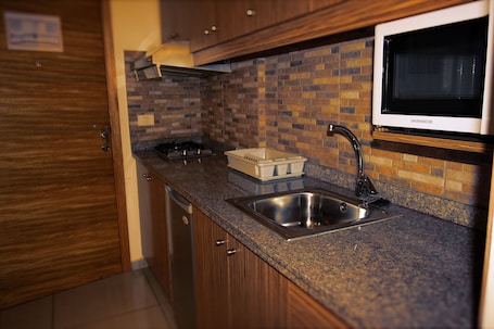 Microondas, placa de cocina, cafetera/tetera, utensilios de cocina