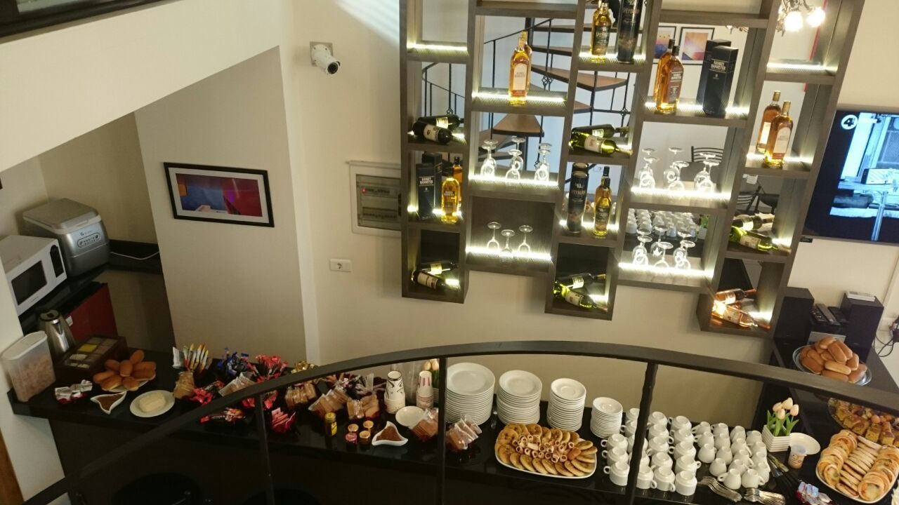 Desayuno buffet (USD 12 por persona) 