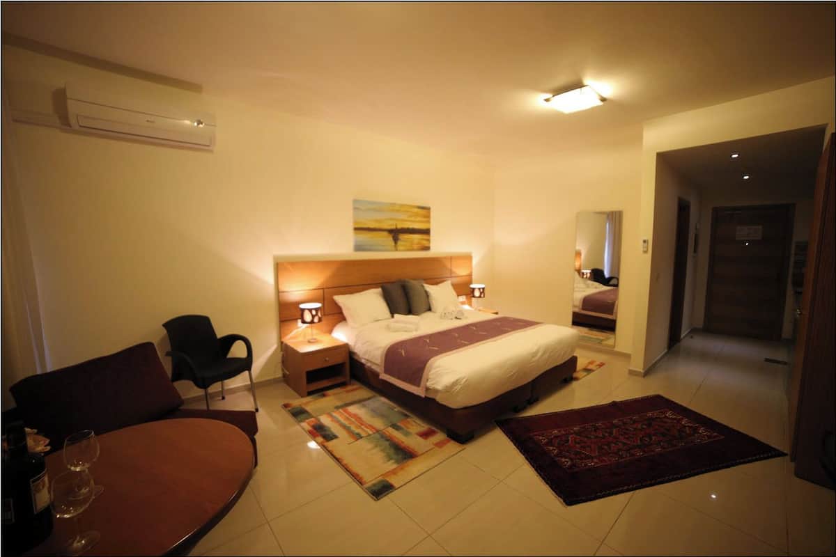 Chambre Deluxe Double ou avec lits jumeaux | Mini-bar avec articles gratuits, coffres-forts dans les chambres, bureau