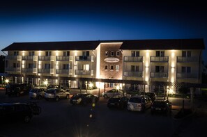 A multi-story hotel with a sign reading "Butjadingen Tor" at the entrance.