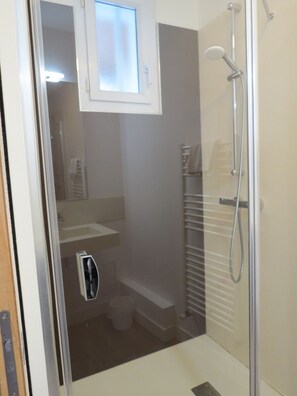 Family Studio | Bathroom | Shower, rainfall showerhead, free toiletries, towels - Hotel Le Faisan (Saint-Avertin)