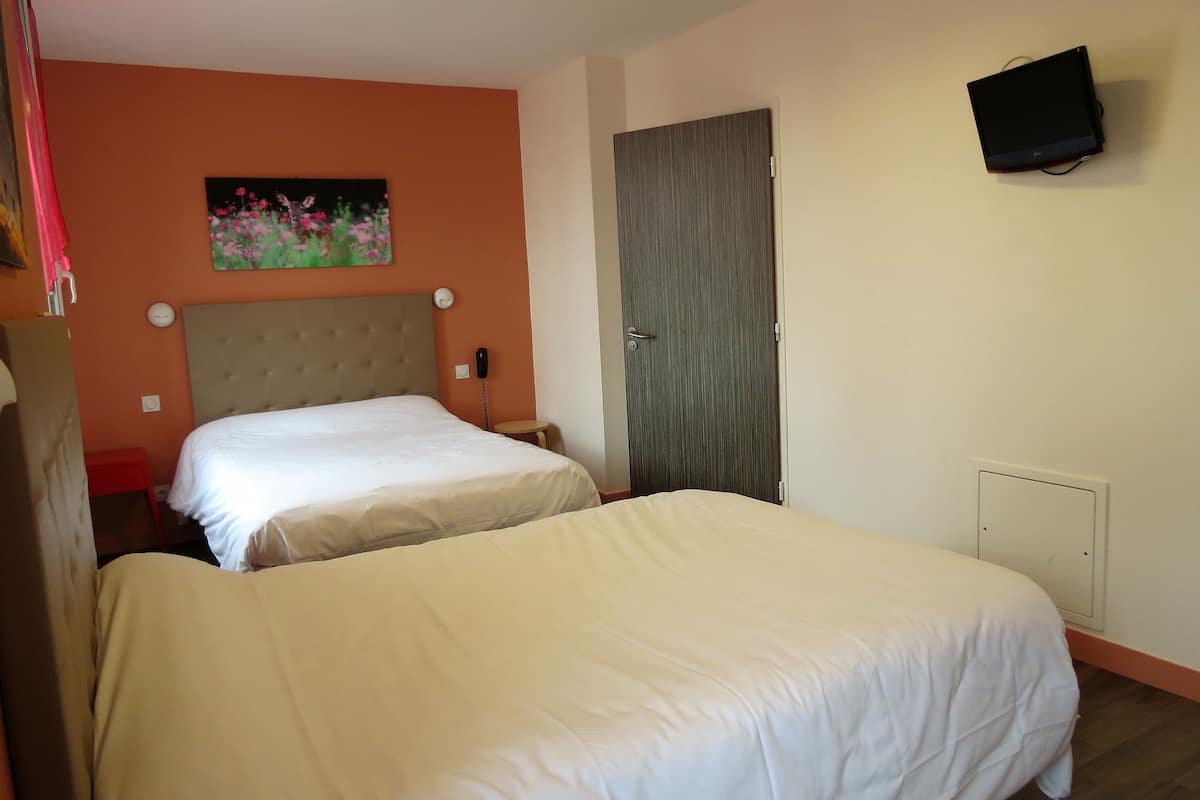 quadruple room | 1 bedroom, desk, soundproofing, free wifi