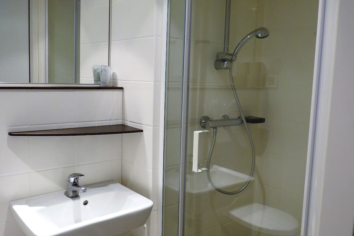 quadruple room | bathroom | shower, rainfall showerhead, free toiletries, towels