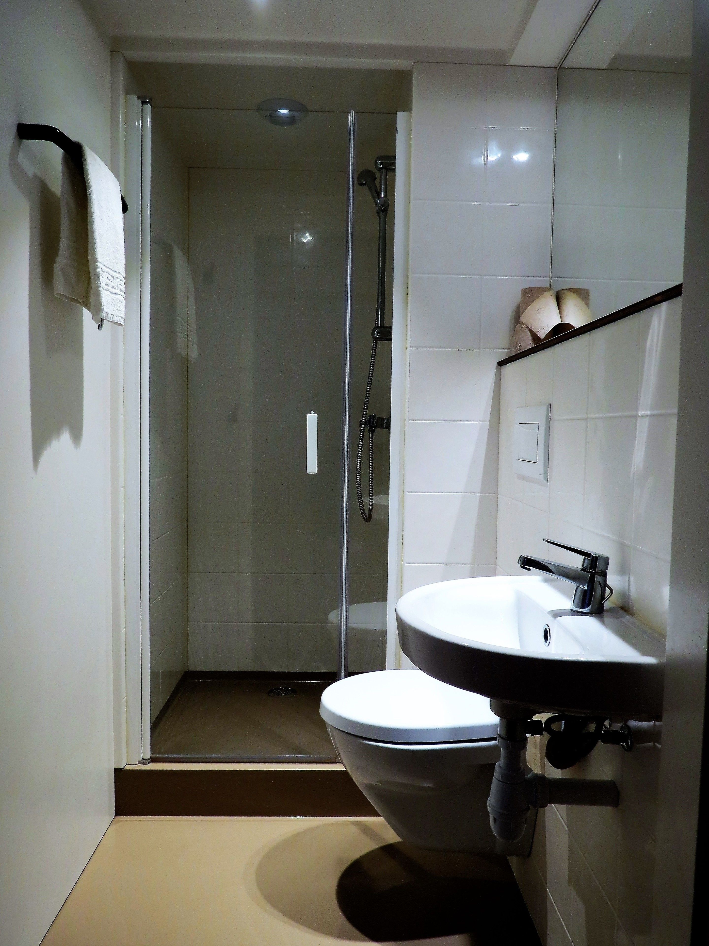 shower, rainfall showerhead, free toiletries, towels