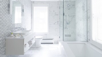 Quarto superluxo, 1 cama King, banheira | Roupas de cama premium, individualmente decorados