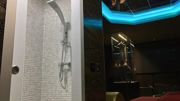 Ducha y bañera combinadas y bañera de hidromasaje