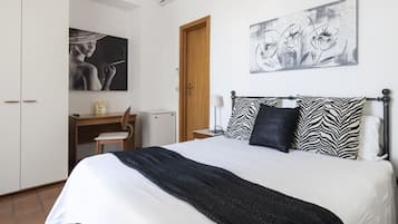 Camera Standard con letto matrimoniale o 2 letti singoli, edificio separato | Una cassaforte in camera, con arredamento individuale, una scrivania