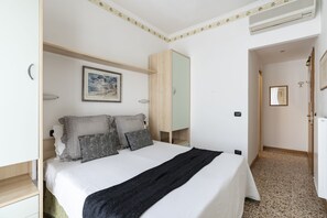 Chambre Standard Double ou avec lits jumeaux, dans les dépendances | Coffres-forts dans les chambres, ameublement personnalisé, bureau