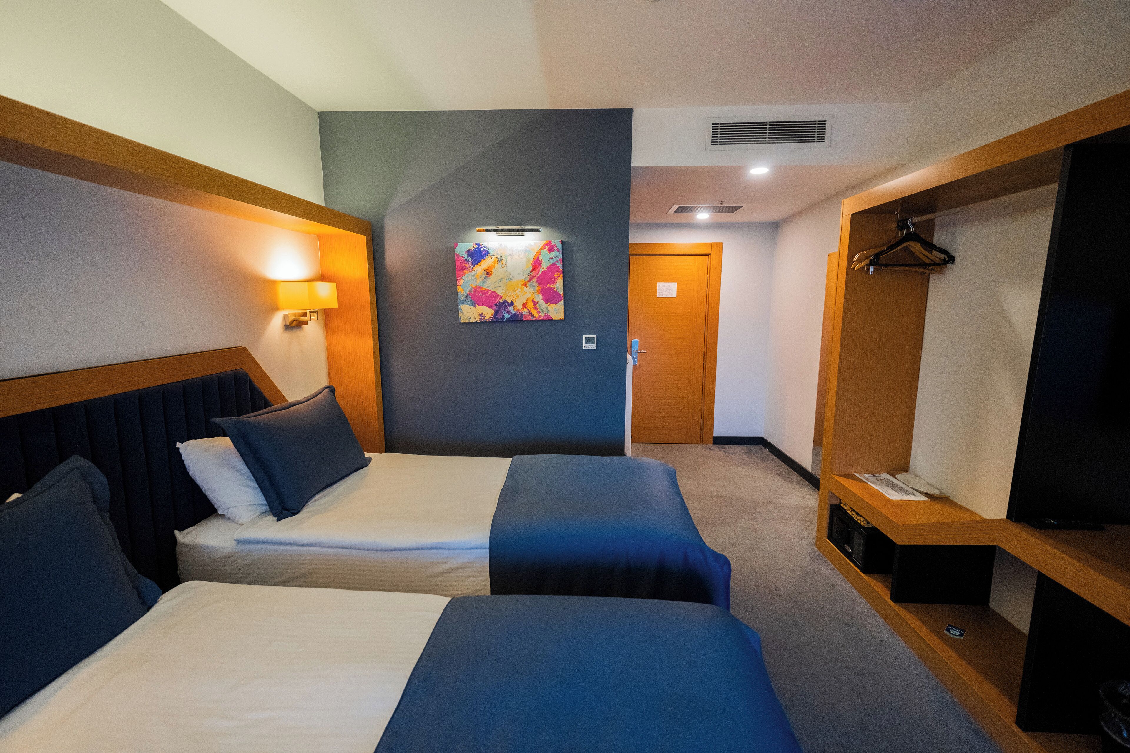 Minibar, caja de seguridad en la habitación y escritorio 