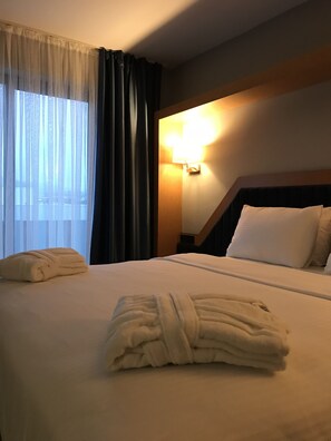 Suite junior, balcón | Minibar, caja fuerte, escritorio y sistema de insonorización