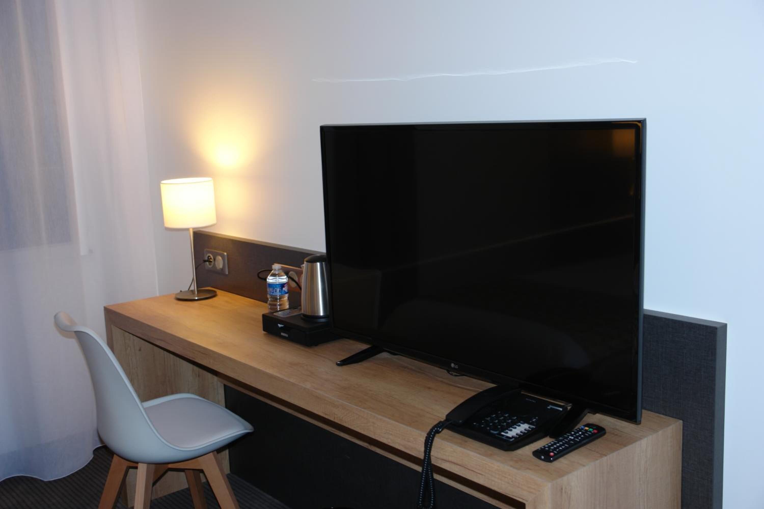 premium bedding, in-room safe, desk, soundproofing