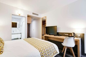 Premium bedding, in-room safe, desk, soundproofing - Brit Hotel Confort Loches (Loches)