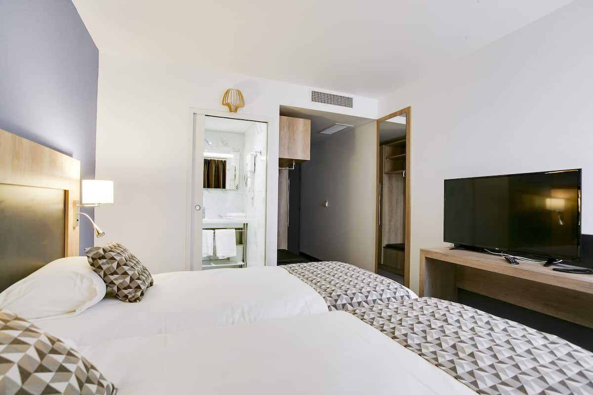 Standard Twin Room | Peralatan tempat tidur premium, peti besi dalam bilik, meja