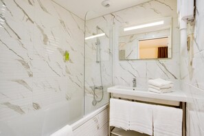 Free toiletries, hair dryer, towels - Brit Hotel Confort Loches (Loches)