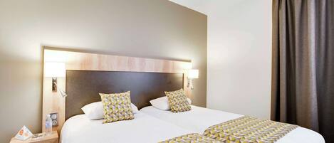 Premium-sengetøj, pengeskab på værelset, skrivebord, lydisolering